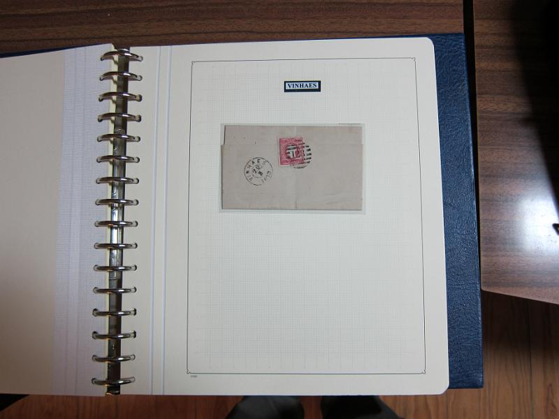 0019 (231).JPG -     Lote:    19      Marcofilia      Lotes Especiais       Descrição:         Portugal. Colecção especializada de carimbos de duplo círculo, tipo 1852, montada em 4 álbuns Lindner, com selos de diversas emissões e cartas, com estudo minucioso de cada marca. Lote a ver.         Lote       Valor Base:     &euro; 2.500,00     Valor Venda:     Retirado     